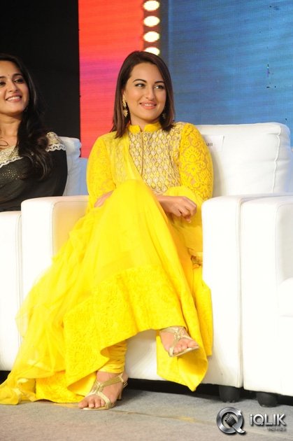 Sonakshi-Sinha-at-Lingaa-Movie-Audio-Success-Meet